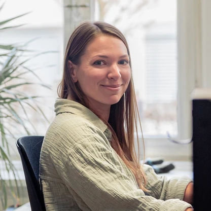 Tanja Tanja schaut seitlich in die Kamera